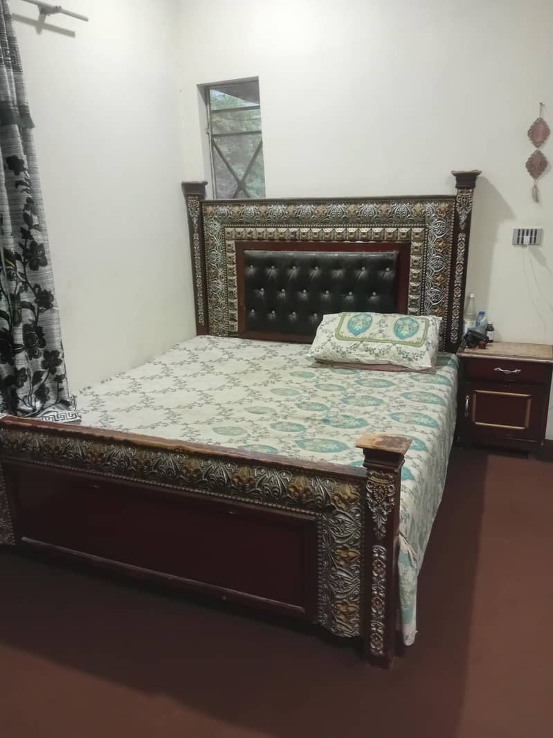 bed with side tables 0