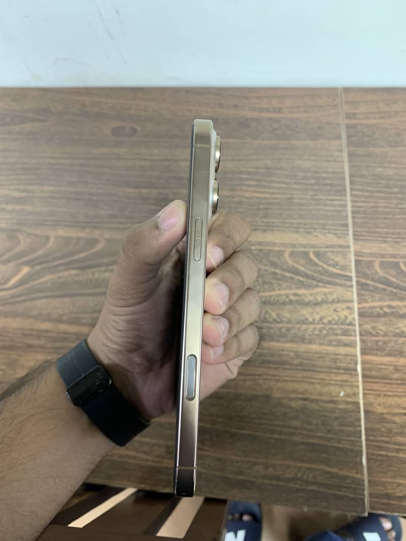 Apple iPhone 16 Pro Max 4