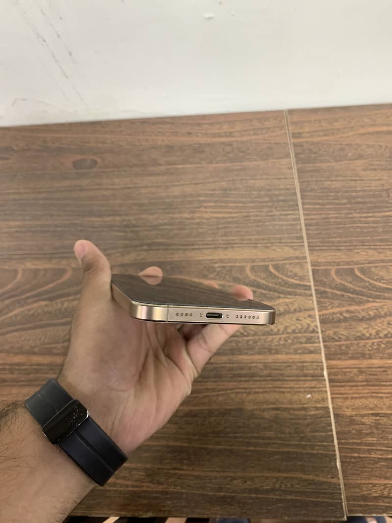 Apple iPhone 16 Pro Max 6