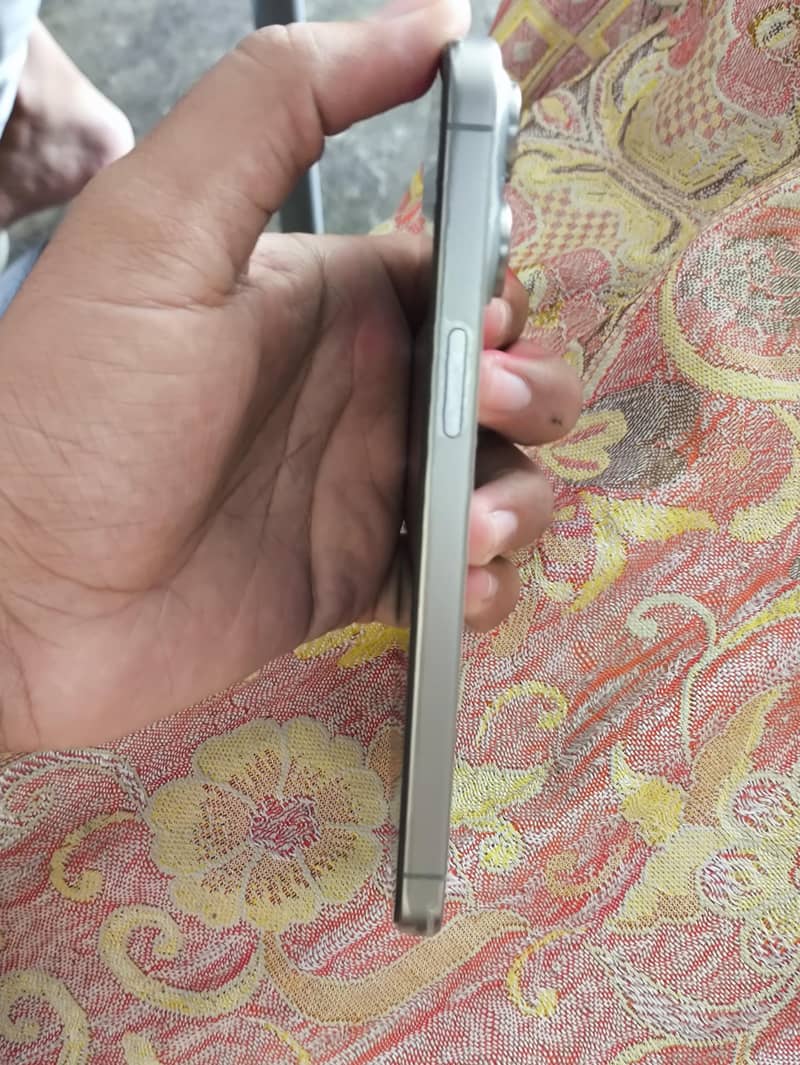 Apple iPhone 15 Pro Max 4