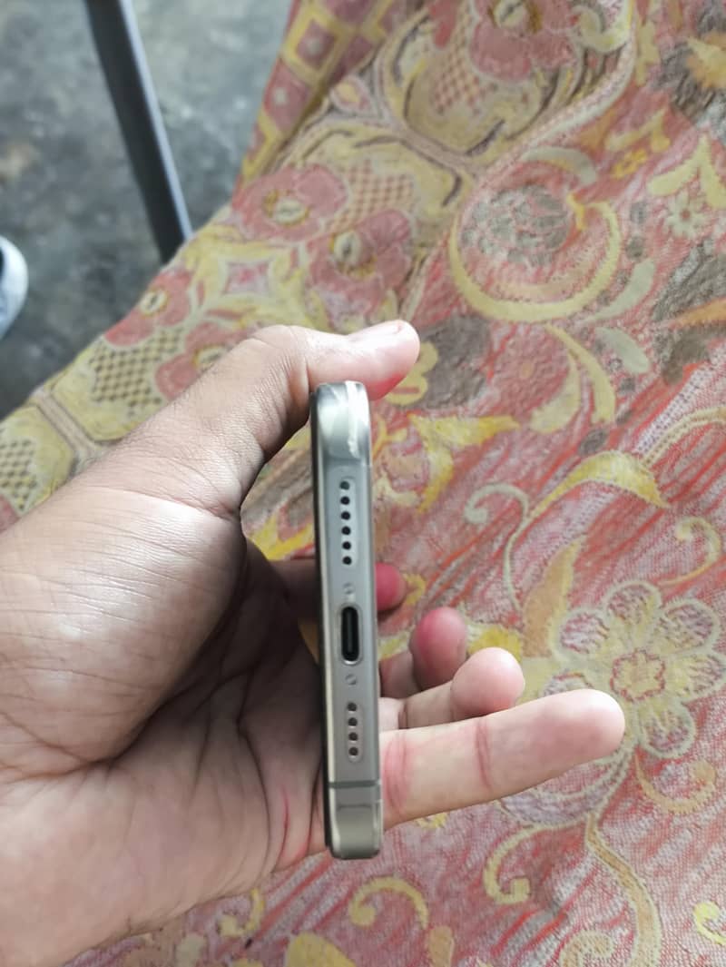Apple iPhone 15 Pro Max 6