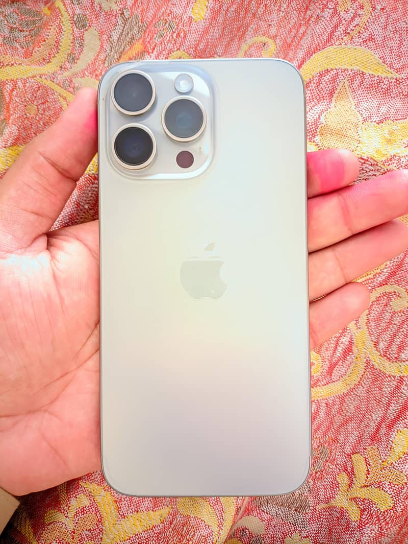 Apple iPhone 15 Pro Max 9