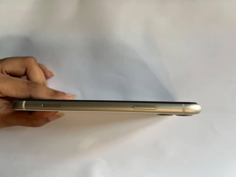 Apple iPhone 11 4