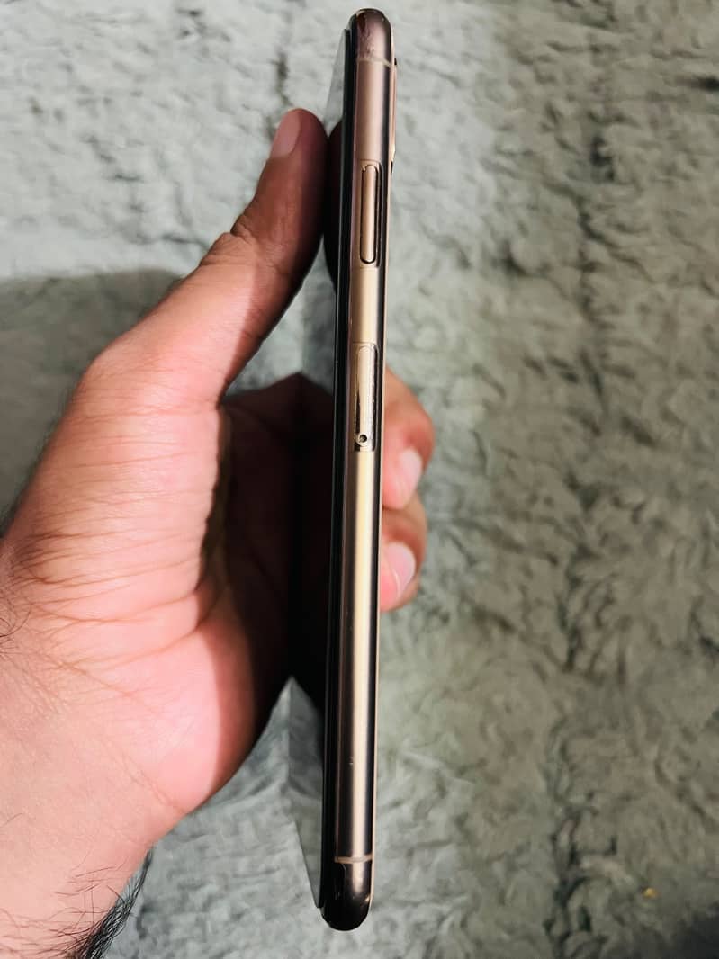 Apple iPhone XS Max 3