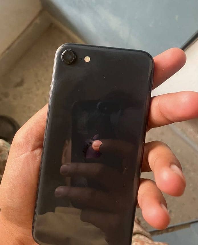 Apple iPhone SE 2nd generation 0