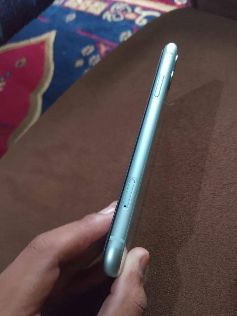 Apple iPhone 11 4