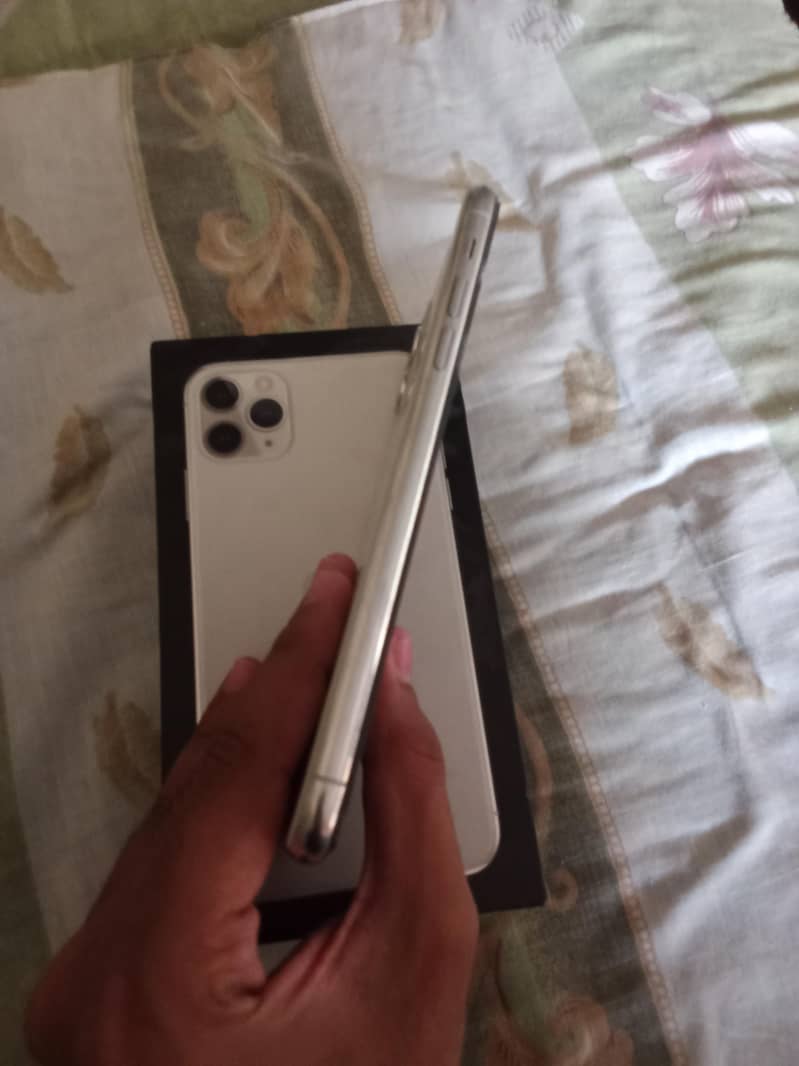 Apple iPhone 11 Pro Max 2