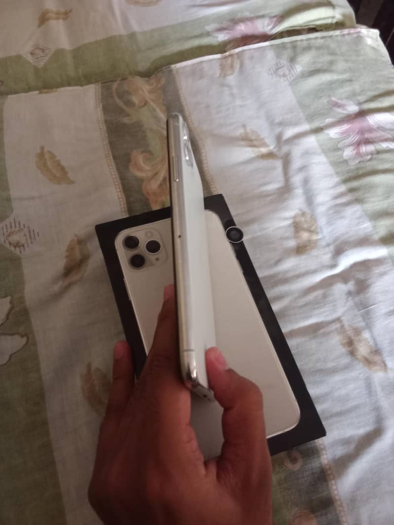 Apple iPhone 11 Pro Max 3