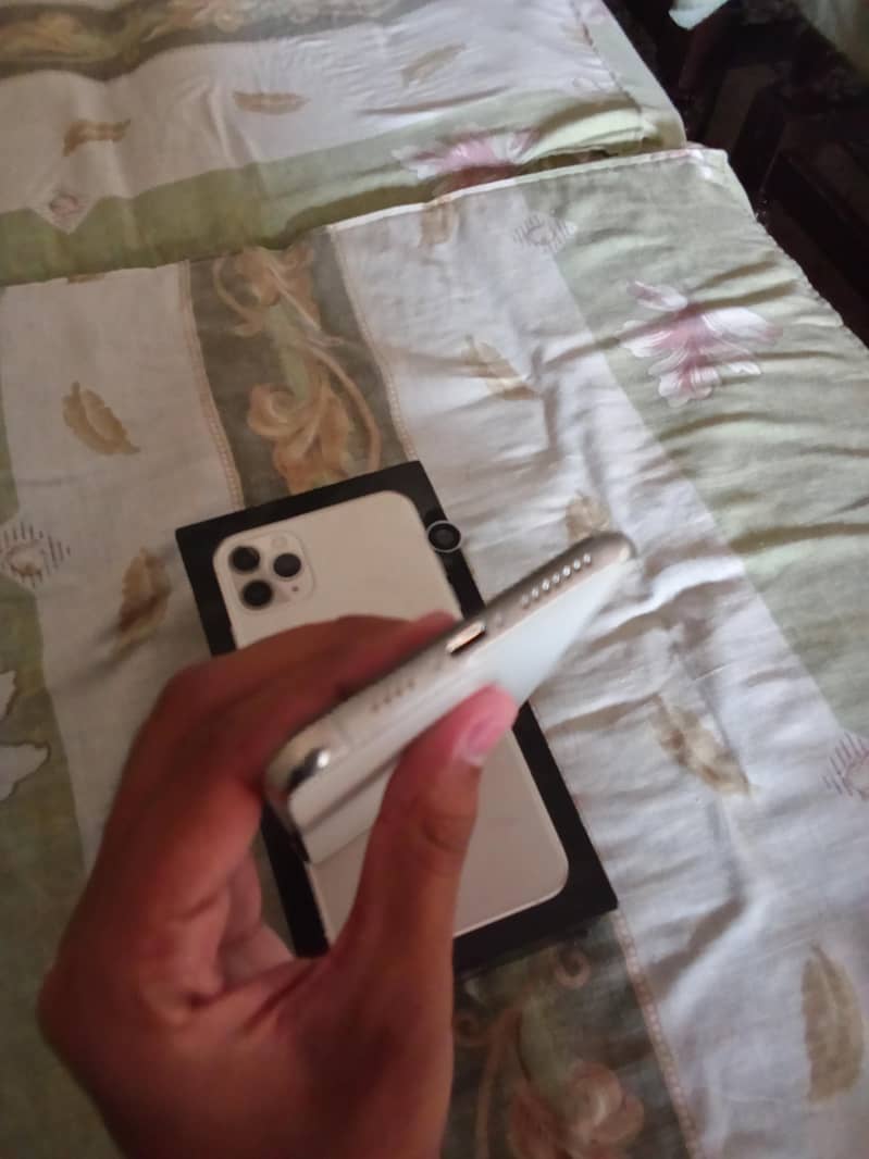 Apple iPhone 11 Pro Max 4