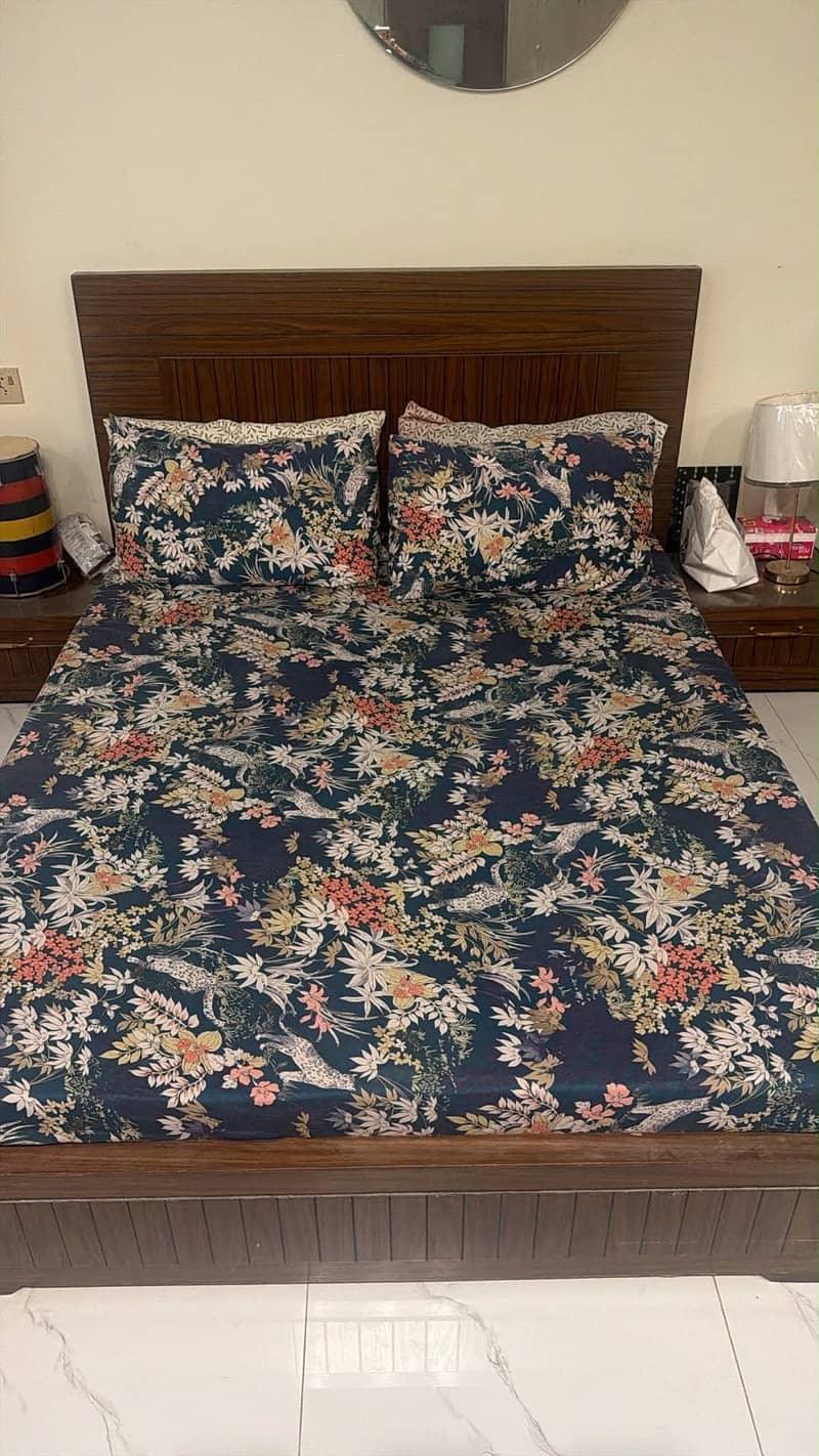 Queen bed 0