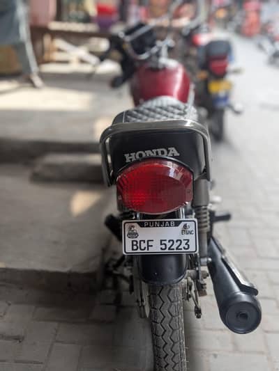 Honda 125 in very good condition book file original