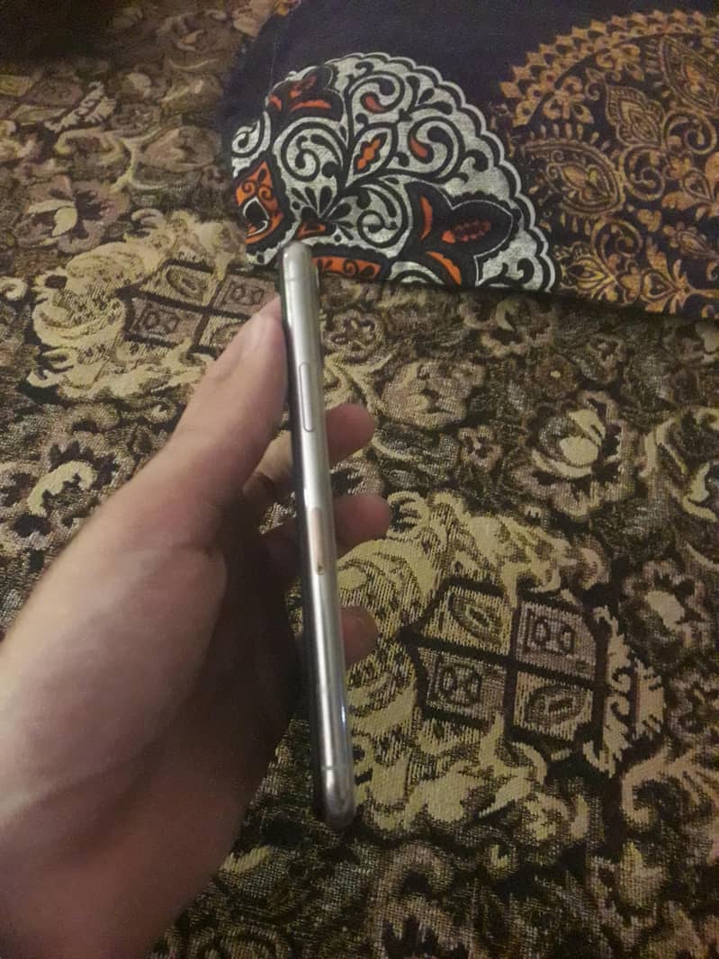 Apple iPhone 11 Pro 4