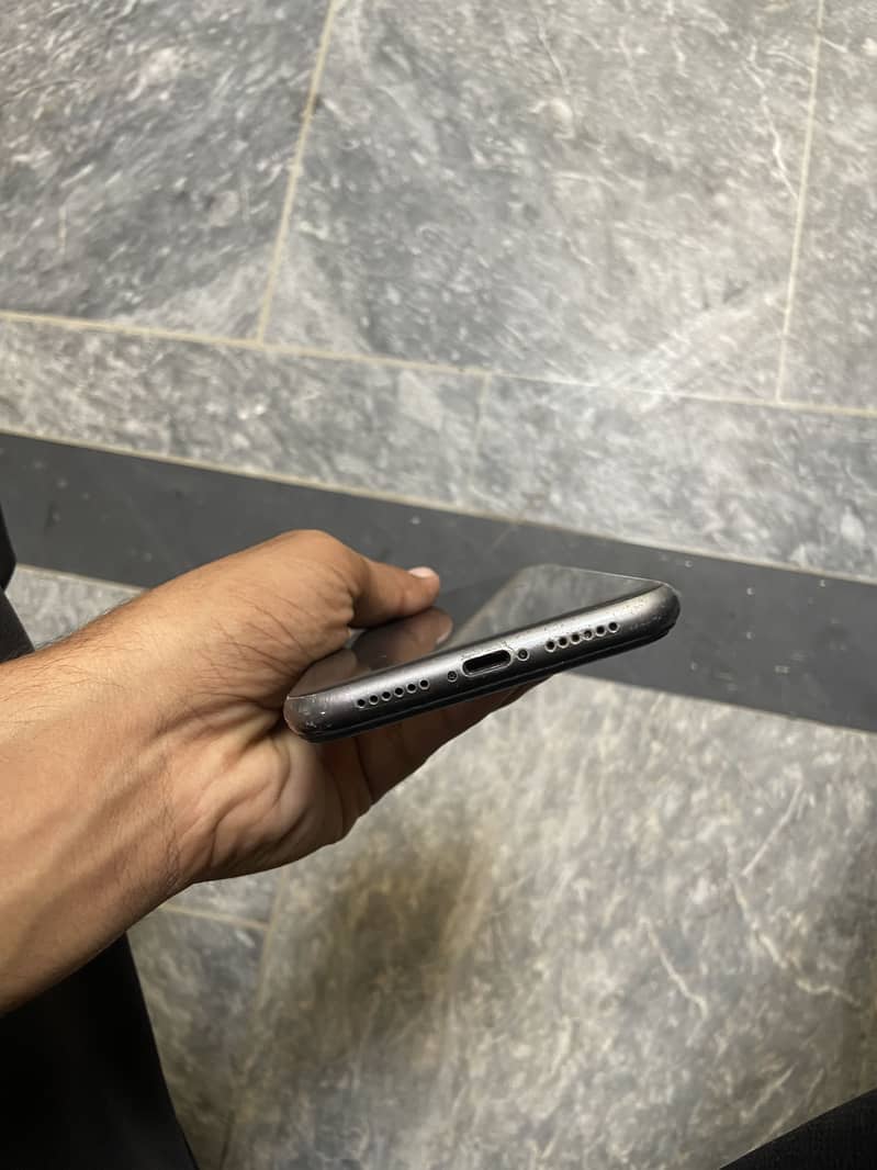 Apple iPhone 11 3