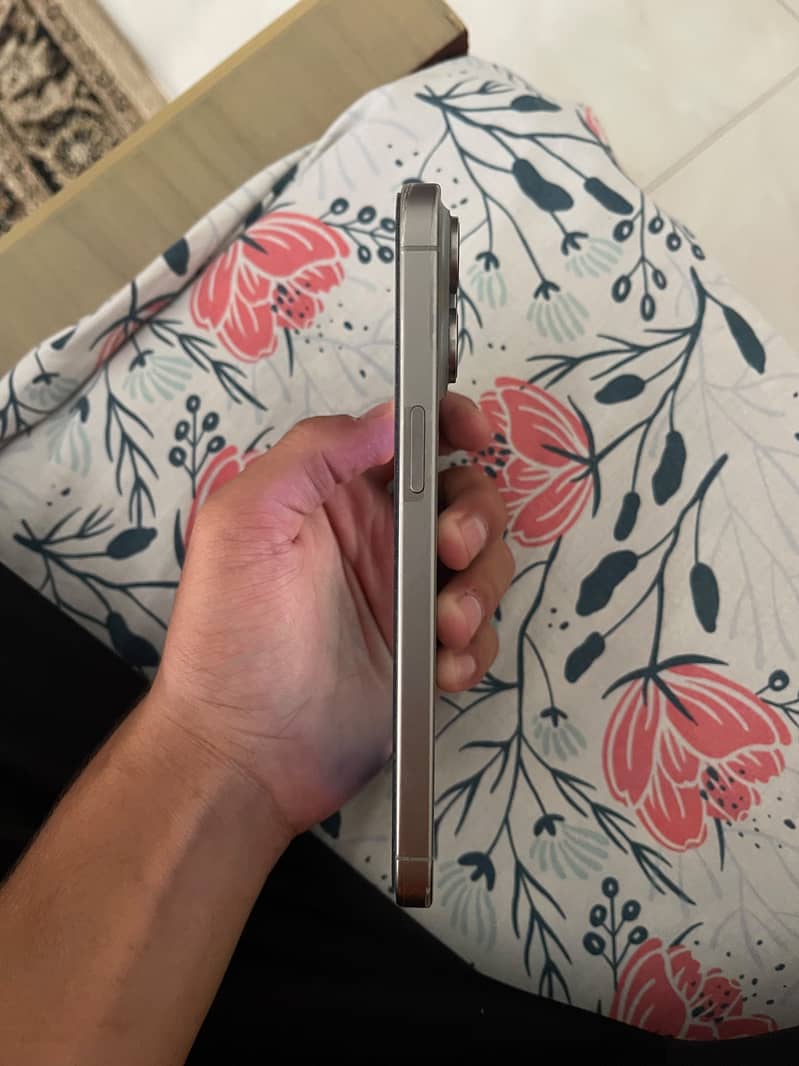 Apple iPhone 15 Pro Max 4