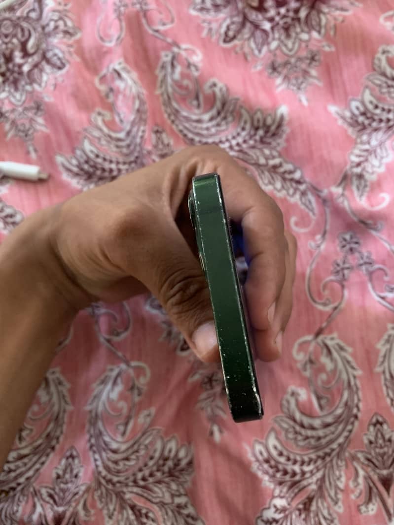 Apple iPhone 13 5