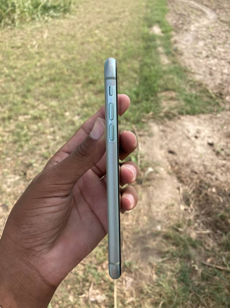 Apple iPhone 11 4