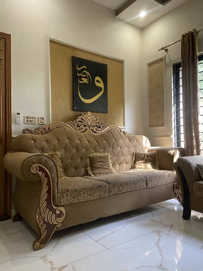 Complete sofa set 3+2+1 with dewan & center table