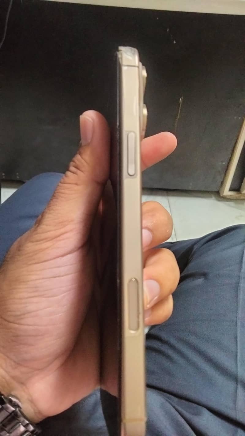 Apple iPhone 16 Pro Max 2