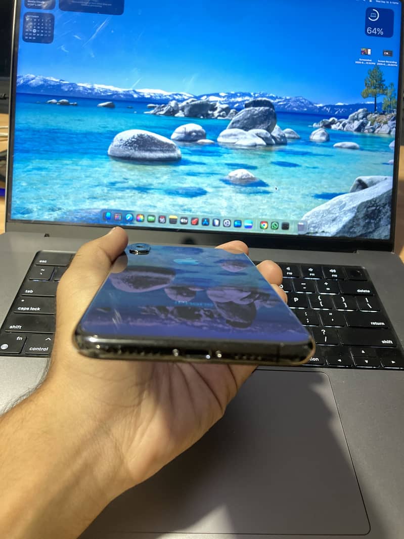 Apple iPhone XS Max 3
