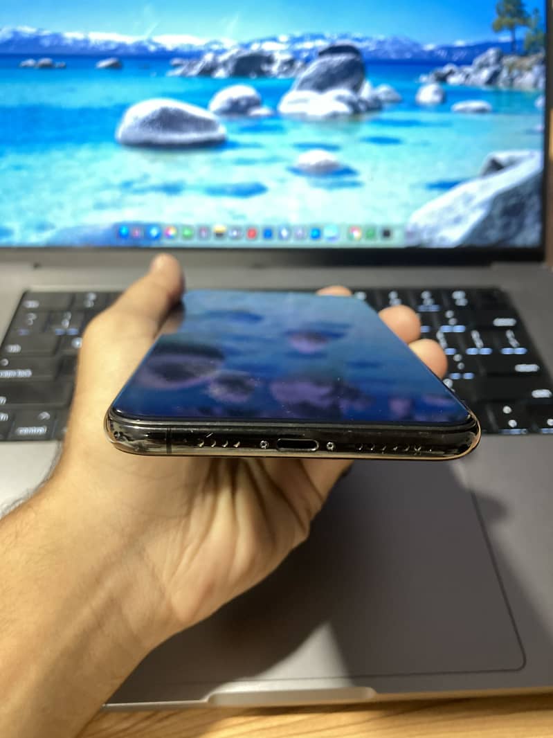 Apple iPhone XS Max 4