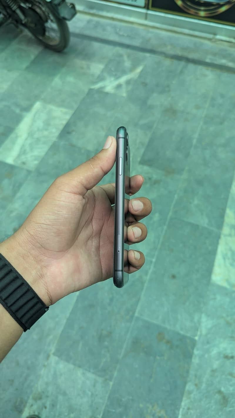 Apple iPhone 11 3