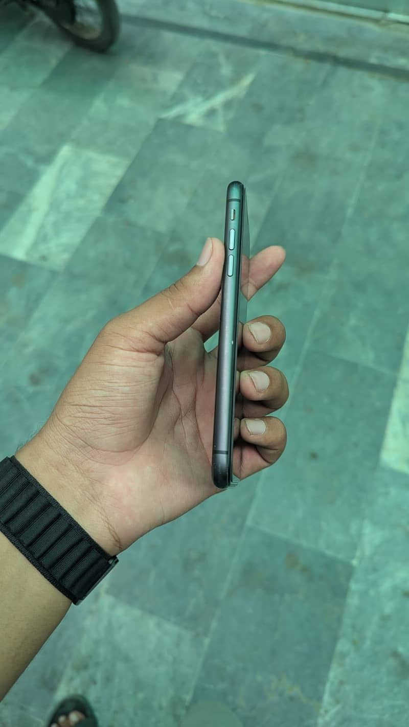Apple iPhone 11 4