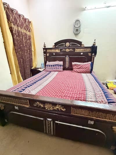 Beautiful Heavy Wooden Bedroom Set – Bed + 2 Side Tables + Dressing