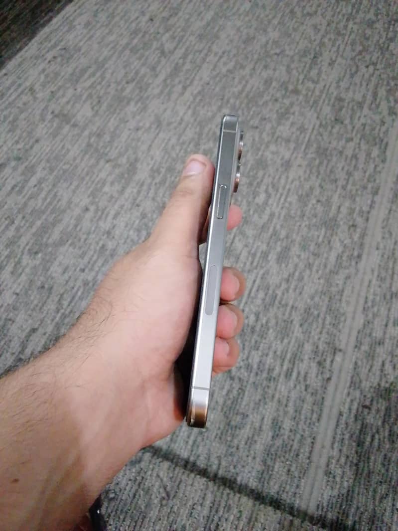 Apple iPhone 15 Pro Max 2