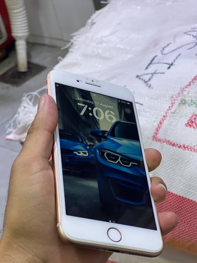 Apple iPhone 8 Plus 4