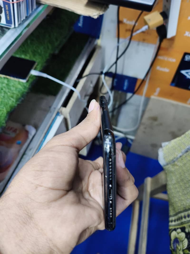 Apple iPhone 11 Pro Max 2