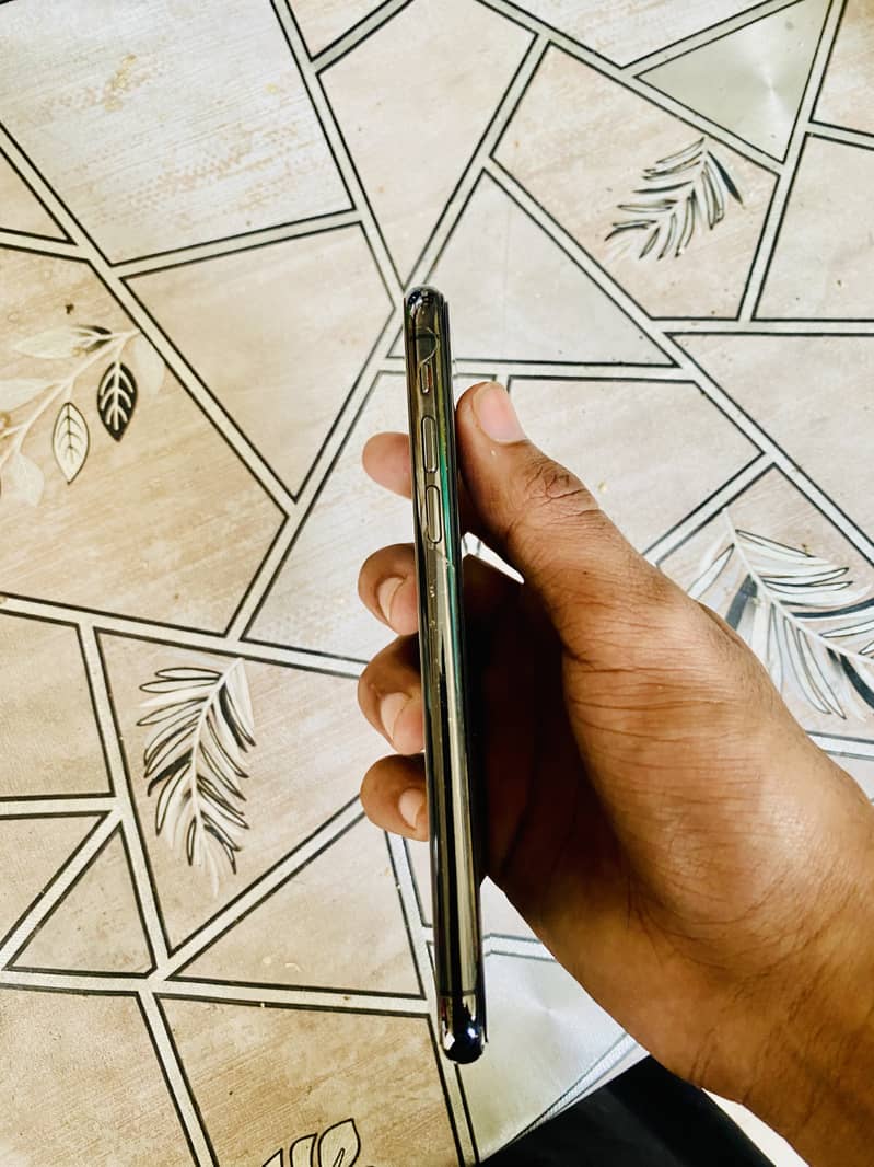 Apple iPhone XS 3