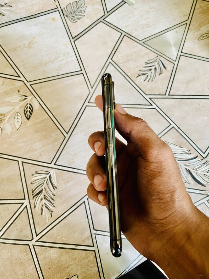 Apple iPhone XS 4