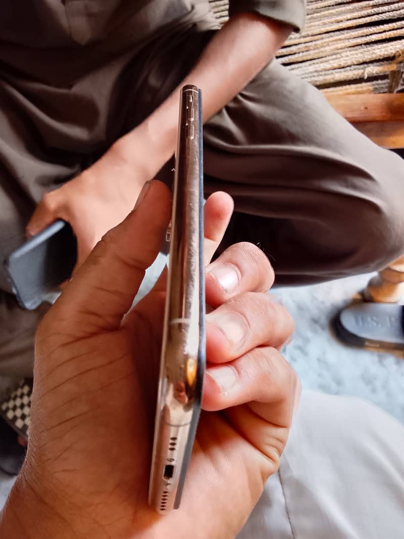 Apple iPhone XS 3