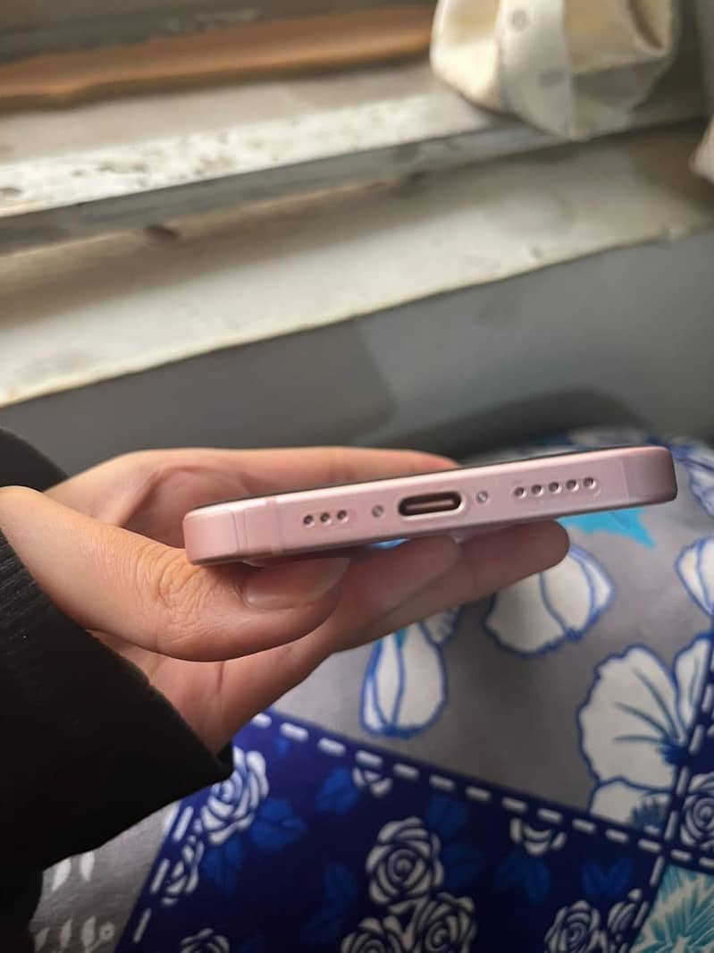 Apple iPhone 15 4
