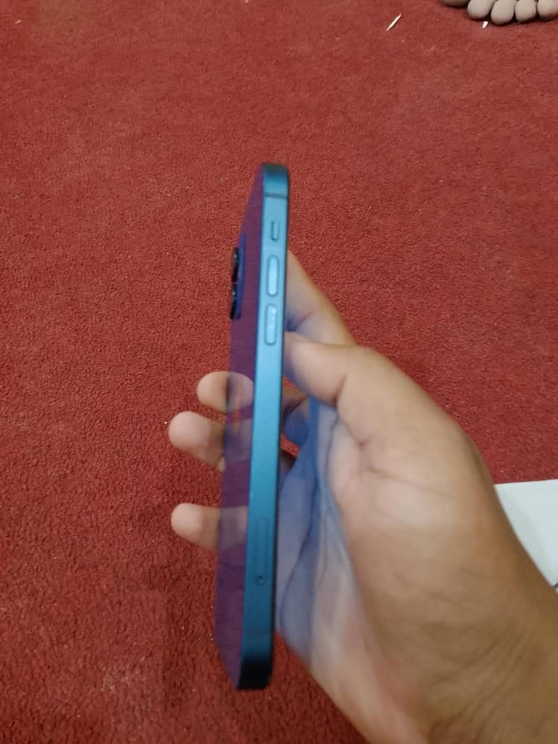 Apple iPhone 12 4
