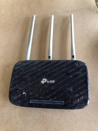 TP-Link 3 Antenna Router With Charger