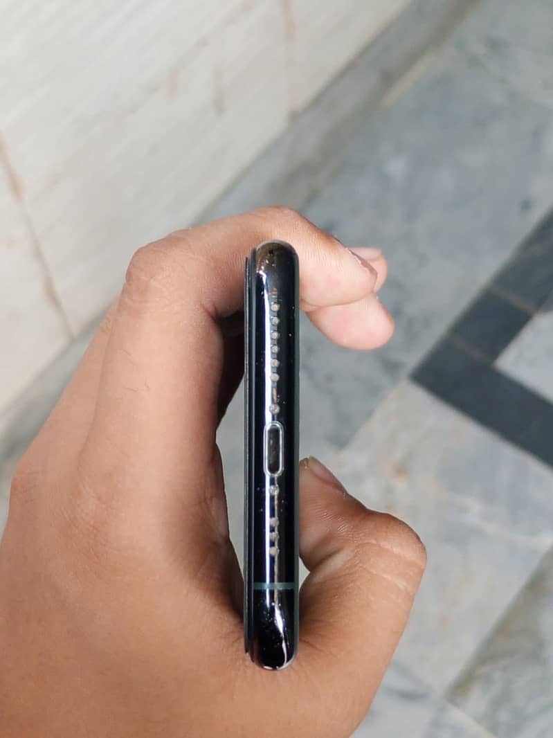 Apple iPhone 11 Pro 4