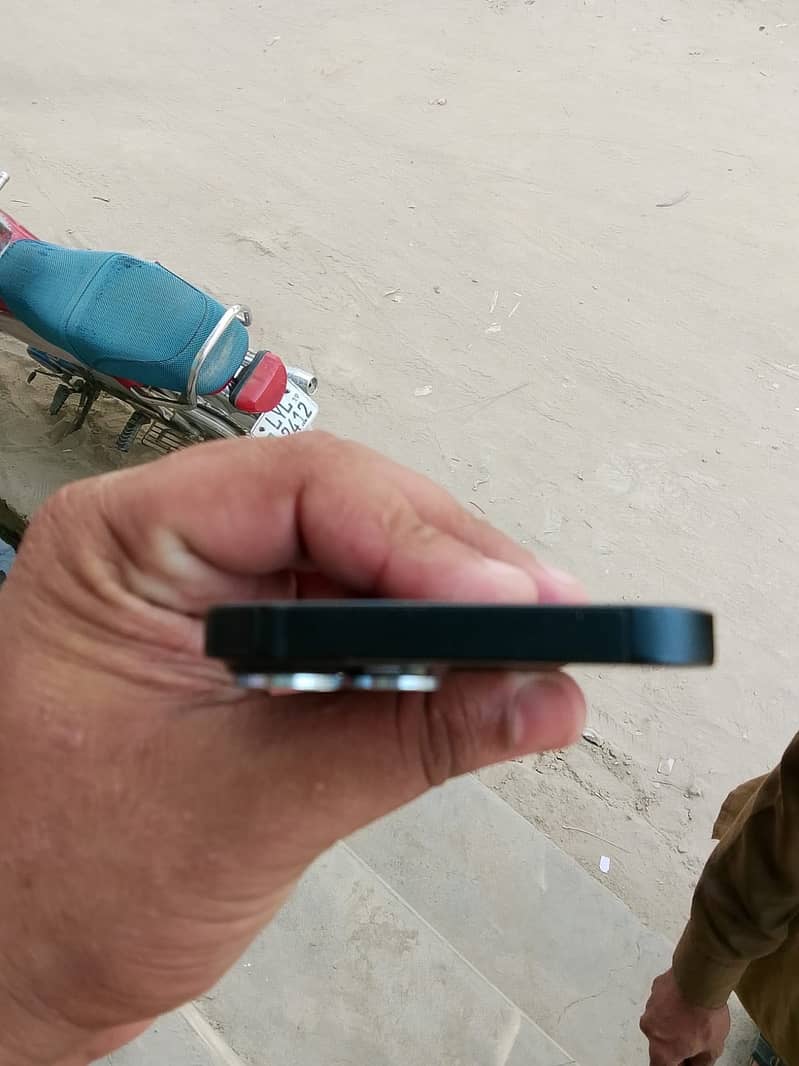 Apple iPhone 14 3