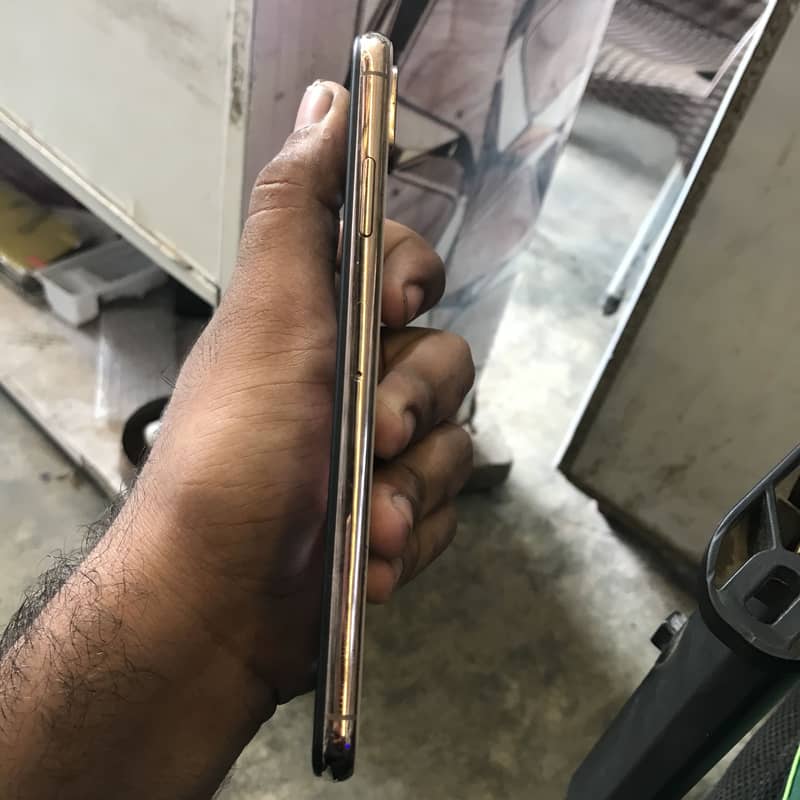 Apple iPhone XS Max 3