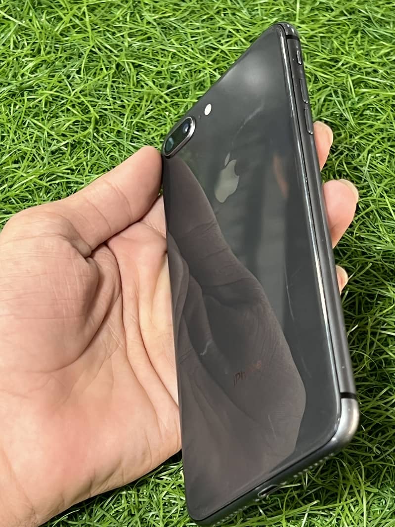 Apple iPhone 8 Plus 1