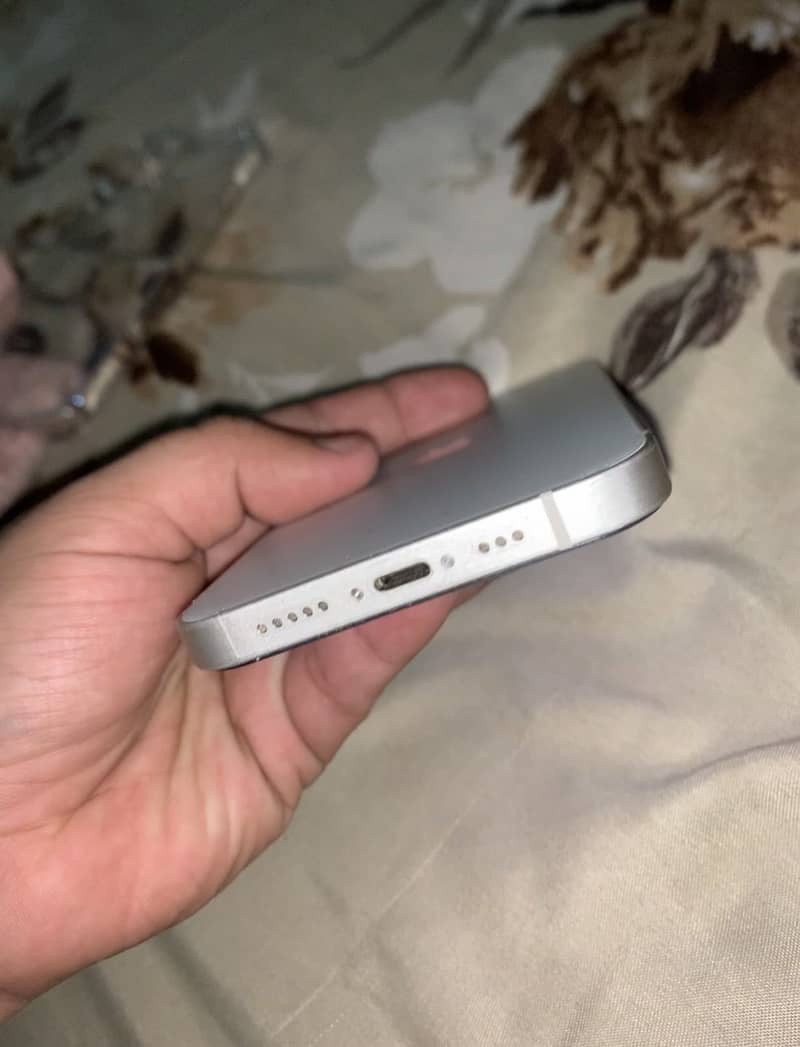 Apple iPhone 13 2