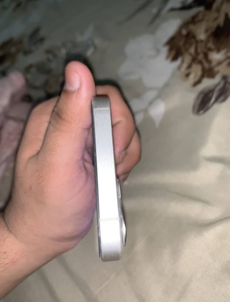 Apple iPhone 13 4