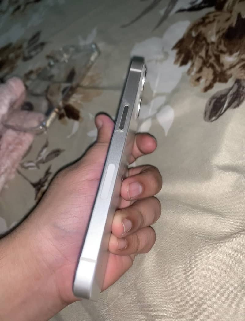 Apple iPhone 13 5