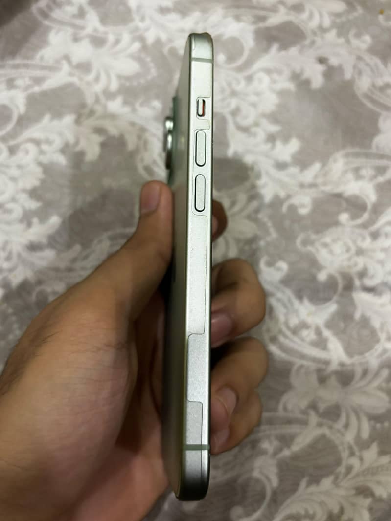 Apple iPhone 15 4