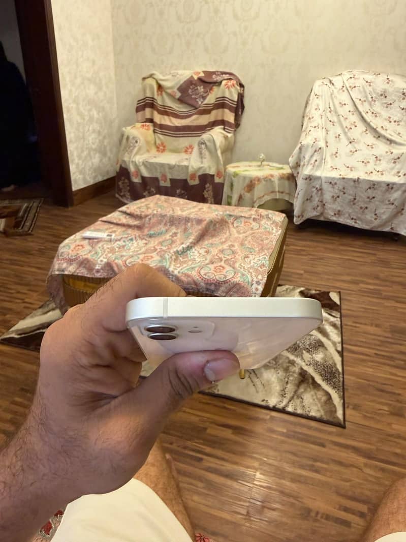 Apple iPhone 12 4