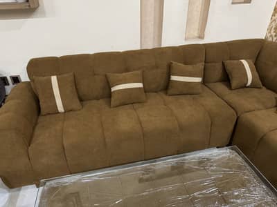 Brand New 7 Seater L Shaped Sofa with table in 10/10 condition fr sale