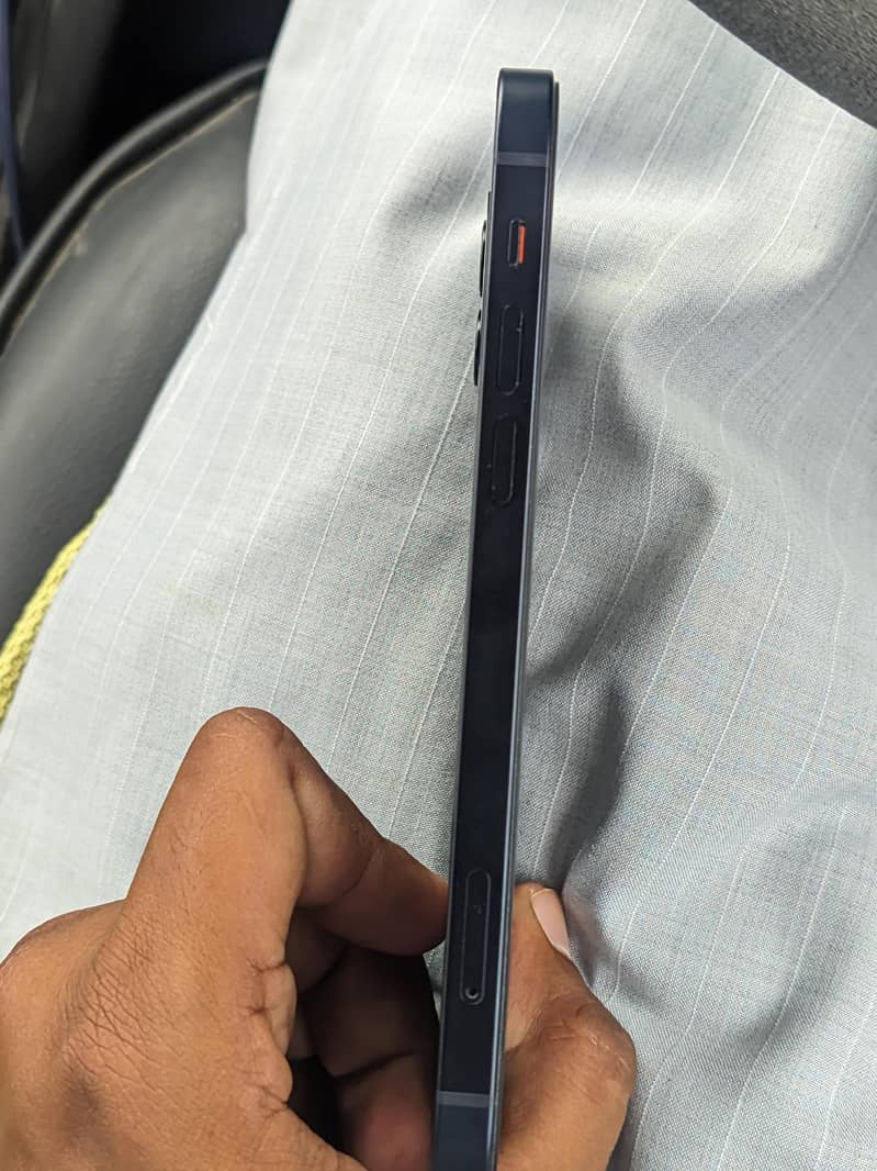 Apple iPhone 12 4
