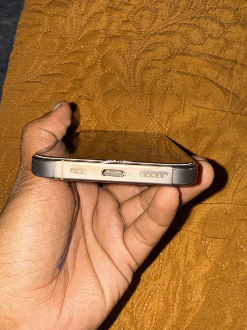 Apple iPhone 16 Pro 2