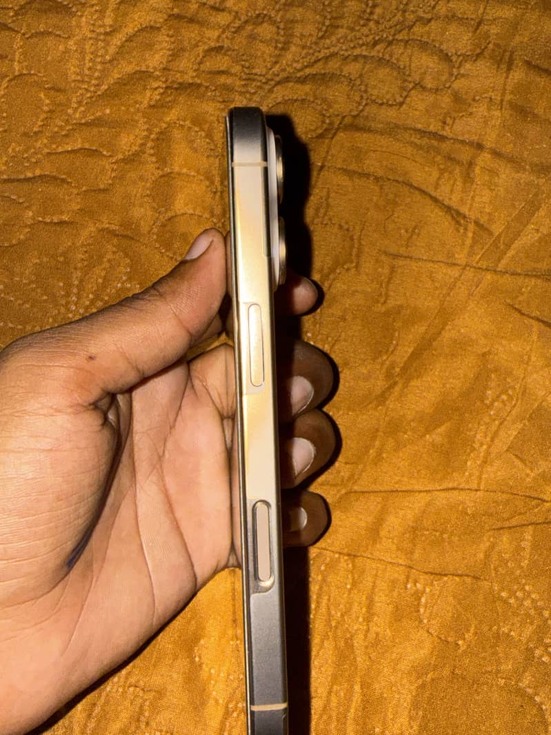 Apple iPhone 16 Pro 4