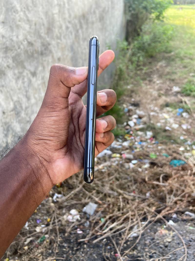 Apple iPhone 11 Pro 1